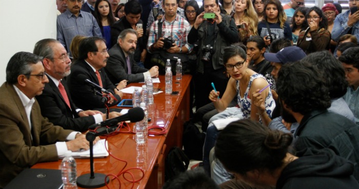 Durante 11 horas, los alumnos discutieron con las autoridades universitarias la liberación de la Rectoría General. Foto: Cuartoscuro.