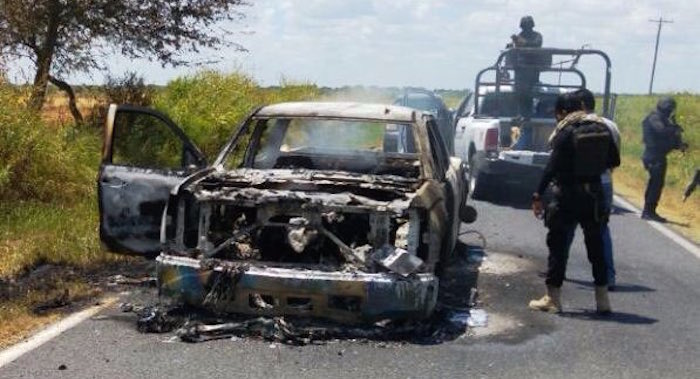 El personal de la Marina repelió la agresión y cuando trataban de interceptar los dos vehículos, estos estallaron y se incendiaron por completo, lo que provocó la muerte de los agresores por calcinación. Foto: Grupo de Coordinación Tamaulipas