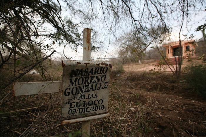 La cruz y el santuario de El Más Loco, monumento a su primera muerte. (Imagen por Falko Ernst/VICE News)
