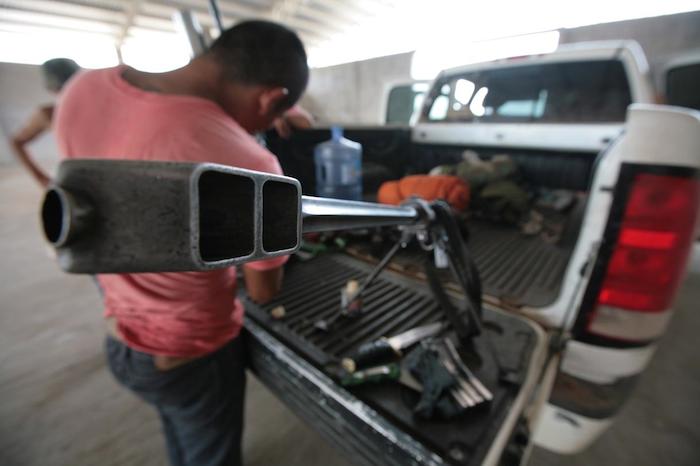 Un sicario limpia una Barrett .50mm. (Imagen por Falko Ernst/VICE News)