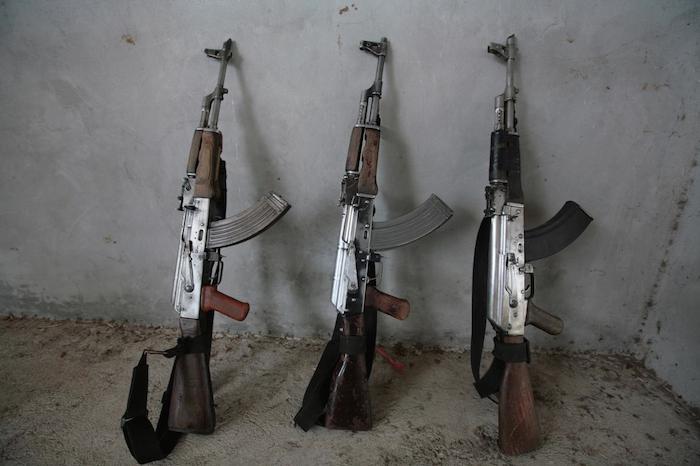 Kalshinkovs son populares para los enfrentamientos en Michoacán. (Imagen por Falko Ernst/VICE News)