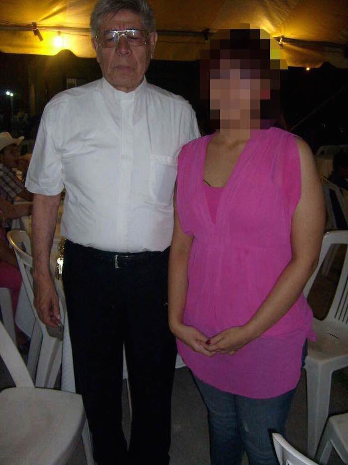 El sacerdote Leopoldo Nevárez Erive y su víctima. Foto: VICE