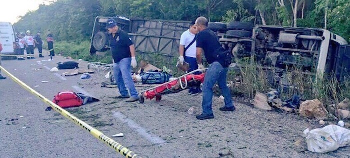 El chofer del autobús turístico que volcó en Quintana Rooo logró escapar del lugar. Foto: Twitter @retioCUN 