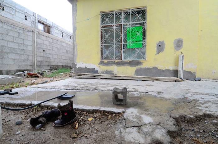 Luego del ataque, Rigo se desnudó y saltó dentro de una alberca inflable con agua que estaba en este patio, era de Gina, su sobrina de seis años. Narran los vecinos que lloraba de dolor. Foto: VANGUARDIA