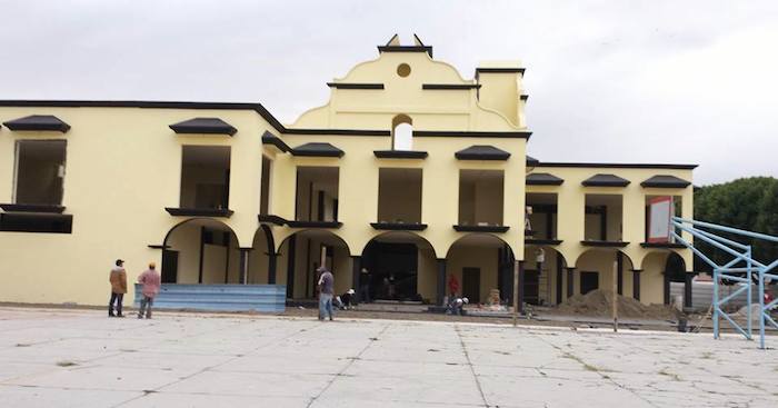 Los pobladores lanzaron piedras, causaron destrozos al interior del edificio y prendieron fuego. Foto: Especial, Archivo