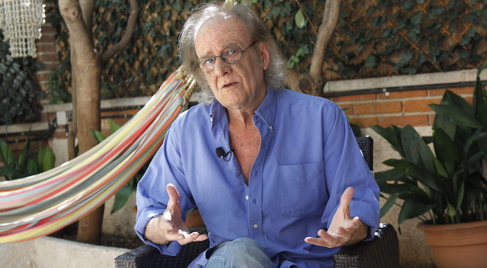 El cantautor se recupera en el hospital y su diagnóstico es reservado. Foto: EFE