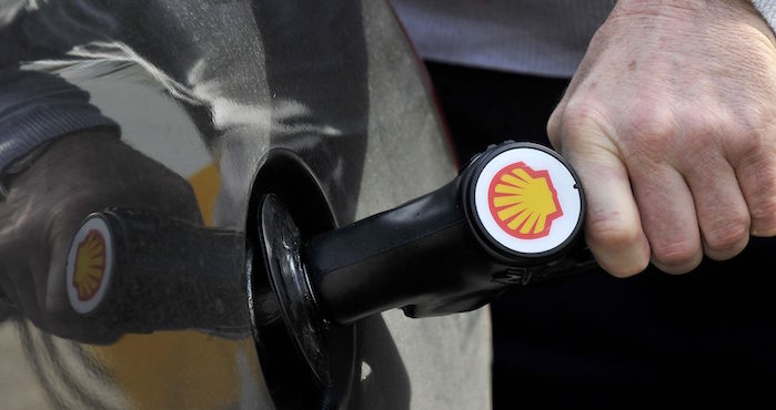 ARA20 LONDRES (INGLATERRA) 24/2/2011.- Un hombre reposta combustible en una gasolinera de Londres, Inglaterra, hoy, jueves, 24 de febrero de 2011. El precio de la gasolina ha igualado esta semana el m·ximo que marcÛ el 20 de enero, al venderse a una media de 1,285 euros por litro, mientras que el gasÛleo se ha encarecido un 1 %, en un contexto de creciente tensiÛn polÌtica en Libia, que ha disparado la cotizaciÛn del petrÛleo. EFE/Andy Rain