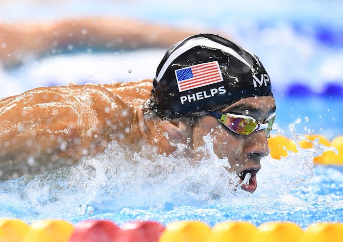El estadounidense Michael Phelps durante la prueba de natación de relevo 4x100 metros combinada hoy, sábado 13 de agosto de 2016, durante las Olimpiadas de Río 2016, en el estadio Acuático Olímpico de Río de Janeiro (Brasil). Foto: EFE.