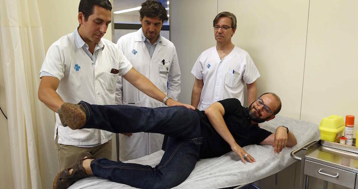 Equipo del hospital Vall d"Hebron de Barcelona atendiendo al paciente. Foto: EFE
