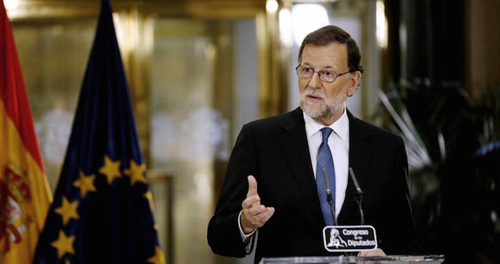 El Presidente Mariano Rajoy firma con los liberales un acuerdo para su investidura. Foto: EFe