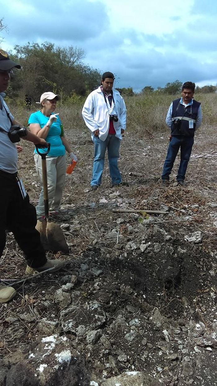 Familias buscando a sus parientes debajo de la tierra. Foto: Colectivo Solecito