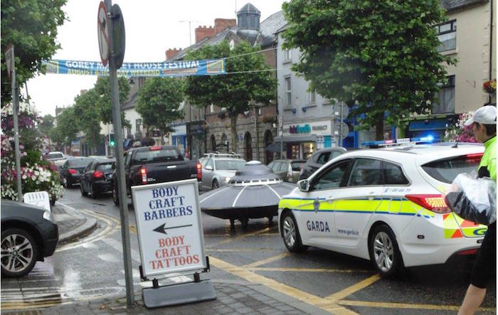 La Policía de Irlanda persigue un ovni. Foto: Facebook/ Ali Kemal Ali