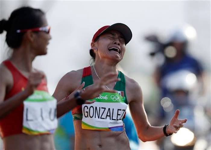 La mexicana Guadalupe González reacciona luego de conseguir la medalla de plata en la marcha de 20 kilómetros en los Juegos Olímpicos de Río de Janeiro Foto: AP