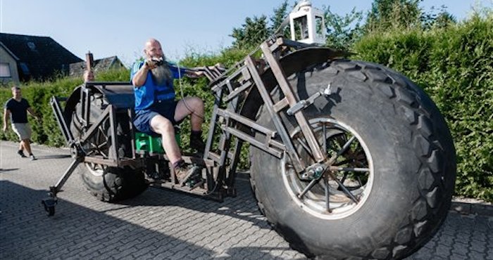 Frank Dose posando con su bicicleta personalizada en Rade, Alemania. Foto: AP