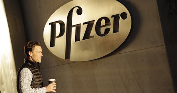 Un hombre entra a las oficinas centrales de Pfizer, en Nueva York. Foto: AP