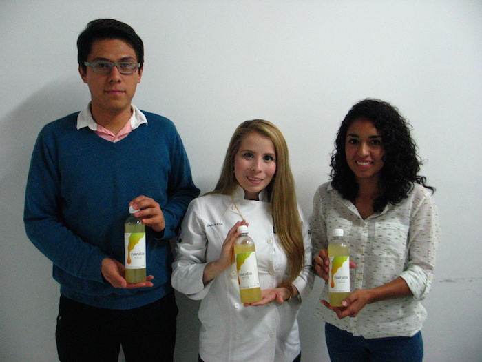 Edgar Cruz, Diana Solís y Dania Mendoza con la bebida. Foto: Agencia Conacyt