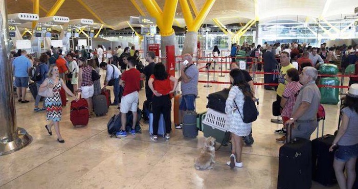Este tipo de vuelos, según explicó una afectada que lleva una semana en el aeropuerto madrileño, funcionan con una lista de llegadas en la que la gente se apunta y se va siguiendo un orden. Foto: EconomíaHoy