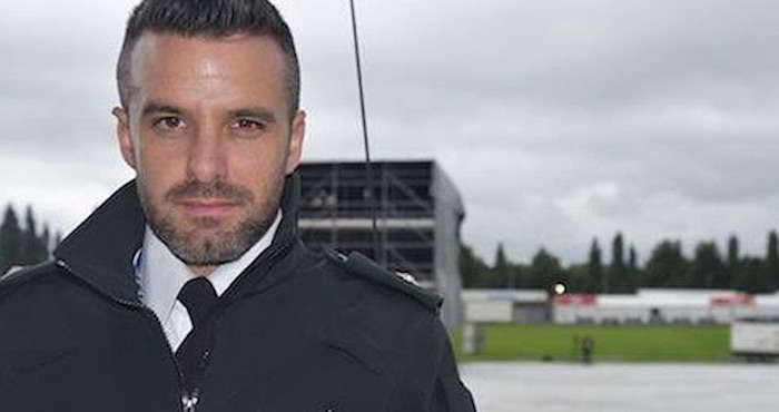 Las admiradoras incluso le crearon un hashtag especial para Singleton, quien se asemeja un poco al actor Ben Affleck: #OfficerHotStuff. Foto: Twitter@Belfast_TVA