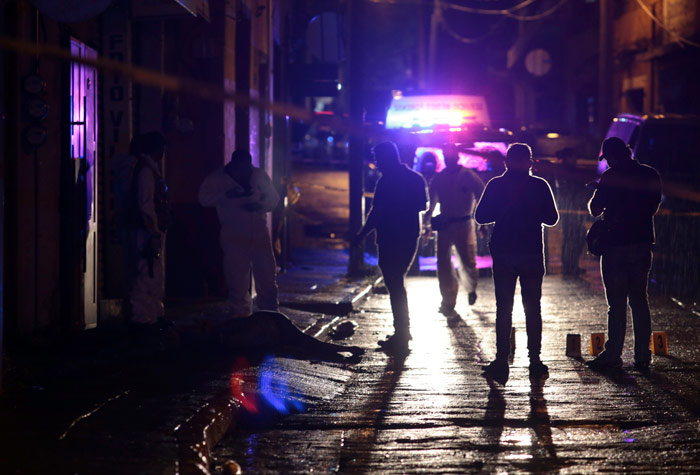 7 de agosto. Dos hombres son acribillados en la calle Matamoros, vía que cruza de norte a sur el centro histórico de Cuernavaca. Foto: Cuartoscuro