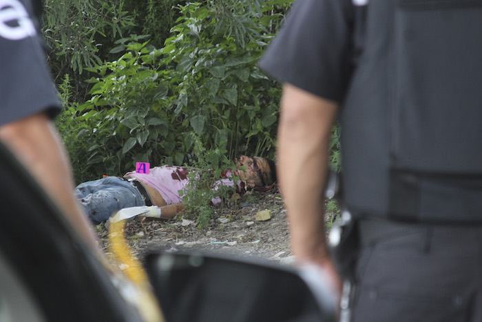 ECATEPEC, ESTADO DE MÉXICO, 23AGOSTO2016.- Un hombre fue localizado sin vida a un costado del Rio de los Remedios, se presume fue asesinado de varios impactos de arma de fuego en un ajuste de cuentas, en la colonia Chamizal. FOTO: DIEGO REYES /CUARTOSCURO.COM