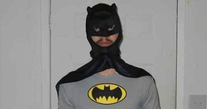 Un joven vestido de superheroé entró a robar dos cajas de cerveza. Foto: Web