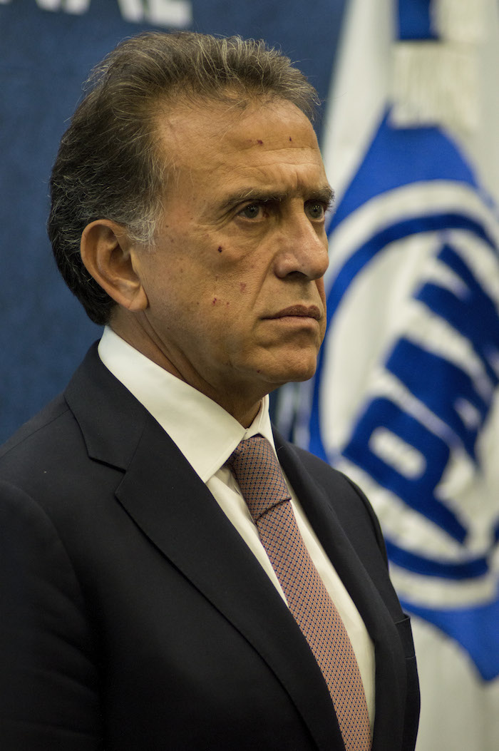 La candidatura de Yunes Linares para encabezar una coalición entre el PAN y el PRD fue impugnada desde un principio y de manera reiterada por sectores panistas y perredistas, que miraban los riesgos que implicaban los antecedentes del ex priista converso. Foto: Cuartoscuro.