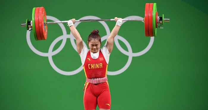 Deng, de 23 años, logró levantar 262 kilos. Foto: Xhinhua