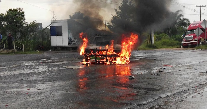 Habitantes de Tetelcingo queman patrulla. Foto: @Yuknoom2