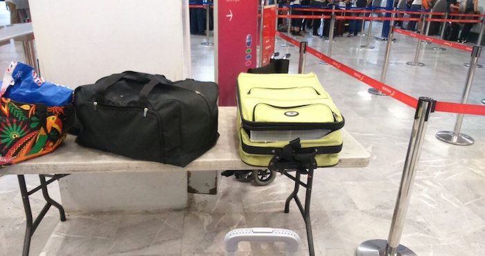 la persona llevaba en sus maletas a las aves canoras, sin embargo, no presentó los permisos de exportación respectivos de la SEMARNAT. Foto: Profepa