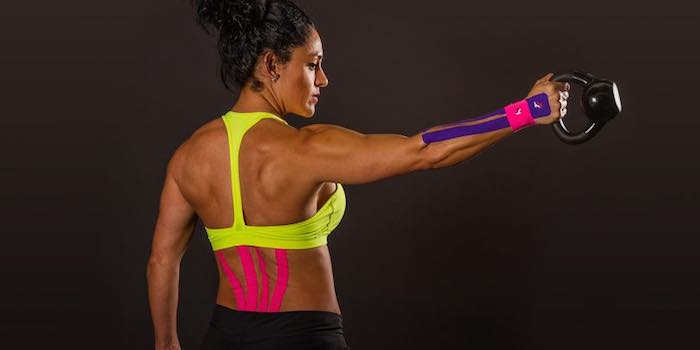 Son Kinesiotape o cintas de kinesio y tienen más de 30 años de antigüedad, aunque en los últimos tiempos se han hecho muy populares. Foto: Ticbeat.