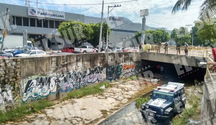 Agentes de la Policía Federal acordonaron la zona y en el canal encontraron un costal blanco con partes del cuerpo desmembrado de una presunta mujer. Foto: El Sur / Carlos Moreno