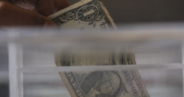 CIUDAD DE MÉXICO, 28JUNIO2016.- El dólar se vende en ventanillas bancarias en 19 pesos con 0.95 centavos, lo que representa un disminución en su precio a la venta. FOTO: MARÍA JOSÉ MARTÍNEZ /CUARTOSCURO.COM