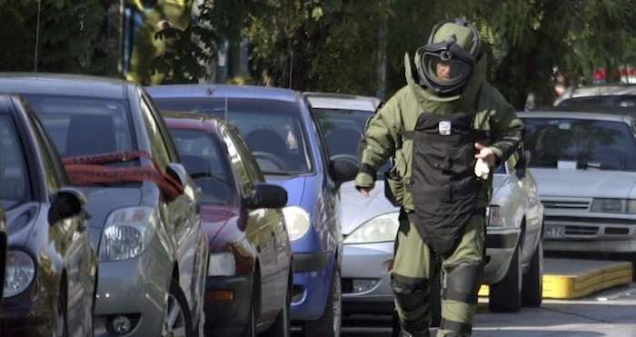 Un policía inspecciona los alrededores de la Embajada mexicana. Foto: Efe