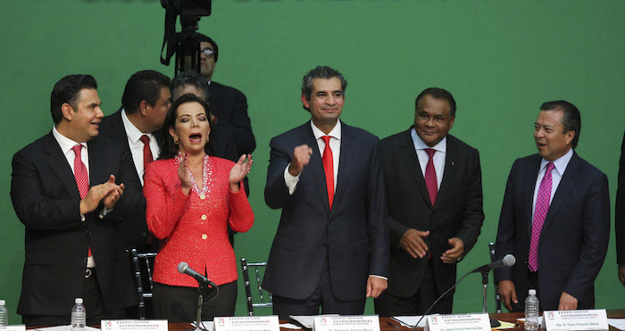 Al leer las declaraciones de Ochoa Reza imagino una larga fila de priistas, todos vestidos impecablemente de blanco, impolutos, que seguramente están entre los que su nuevo pastor considera víctimas de infundios. Foto: Cuartoscuro.