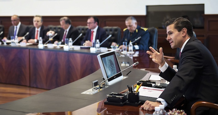 En los próximos días sabremos si Peña Nieto destapa sus cartas y se decide apostar por un candidato removiendo al gabinete o sigue deshojando la margarita (Zavala, dicen algunos) esperando algún milagro que lo salve de un probable y ominoso futuro. Foto: Cuartoscuro