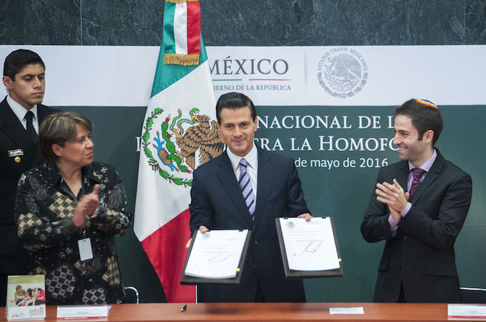 Enrique Peña Nieto, Presidente de México, firmó la iniciativa en el Día Nacional de la Lucha contra la Homofobia. Foto: Cuartoscuro 