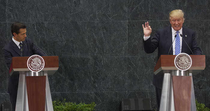 Contra lo dicho por Peña Nieto tras la reunión de ayer sobre el “derecho fundamental de cada nación de proteger sus fronteras”, un dato poco conocido de la barrera fronteriza es que el mismísimo gobierno mexicano legitimó su construcción mediante la Comisión Internacional de Límites y Aguas entre México y Estados Unidos. Foto: Cuartoscuro