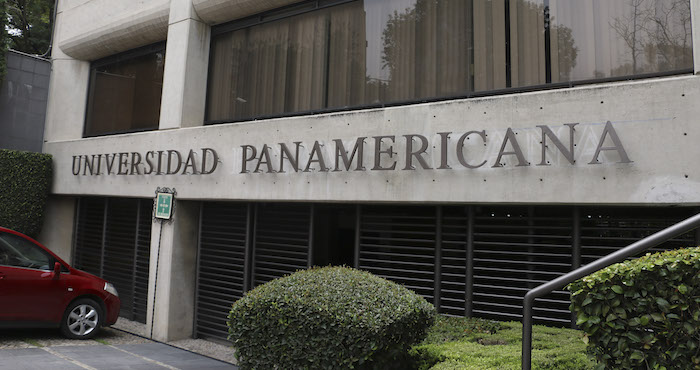 Si bien para mediados de los 80 del siglo pasado ya se había consolidado el mito de que era mejor, luego de la nota sobre la tesis de Enrique Peña Nieto y la reacción de la Universidad Panamericana, éste se derrumba. Peor aún, la idea misma que tenemos en México sobre la educación y su importancia ha quedado expuesta. Foto: Cuartoscuro