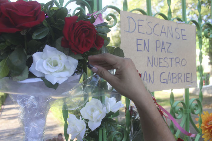 Ayer por la tarde, seguidroes de Juan Gabriel se reunieron en las afueras de la casa del cantautor en la avenida 16 de Septiembre en Ciudad Juárez. Foto: Cuartoscuro 