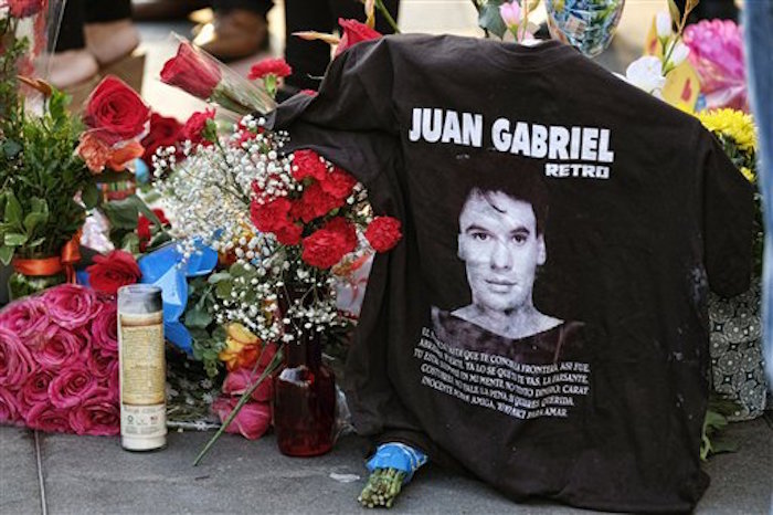 Pero Juan Gabriel, a pesar de la adversidad brutal y dolorosa que sufrió desde niño, siempre estuvo en su vida rodeado de ángeles. Foto: AP