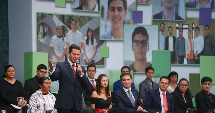 Enrique Peña Nieto en su discurso durante la entrega del Premio Nacional de la Juventud. Foto: Especial