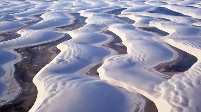 Imagen aérea de las dunas y las lagunas del Parque Nacional Lençóis Maranhenses, uno de los más espectaculares y menos conocidos de Brasil. Foto: Turismo de Brasil