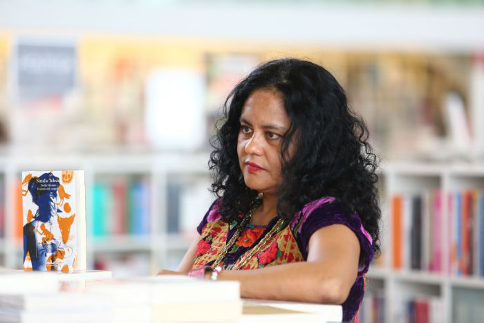 Escribe en español y zapoteco. Foto: Crisanto Rodríguez, SinEmbargo