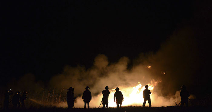 Bomberos acuden a sofocar el incendio de una toma clandestina de un ducto de PEMEX. Foto: Cuartoscuro / Archivo