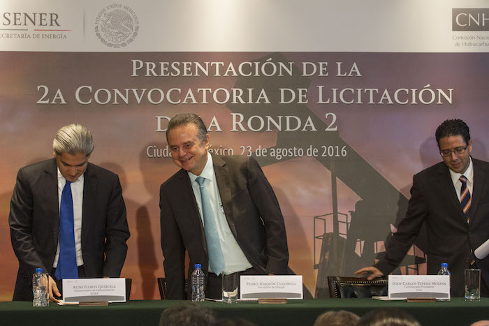 Aldo Flores Quiroga, subsecretario de Energía, Pedro Joaquín Coldwell, secretario de Energía, y Juan Carlos Zepeda Molina, titular de la Comisión Nacional de Hidrocarburos, durante la presentación de la Segunda Convocatoria de Licitación de la Ronda 2, en la Secretaría de Energía. Foto: Cuartoscuro
