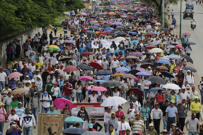 Maestros de la CNTE, organizaciones sociales y religiosos, realizaron una marcha en la capital chiapaneca, para exigir la abrogacion de la reforma educativa el lunes 22 de agosto, día de inicio de clases. Foto: Cuartoscuro