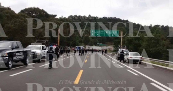 Los normalistas llegaron desde las 09:00 horas a la caseta de Ecuandureo. Foto: Provincia.