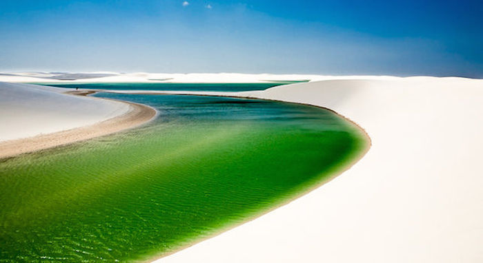 Uno de los numerosos lagos del Parque Nacional Lençóis Maranhenses, en el norte de Brasil. Foto: Turismo de Brasil