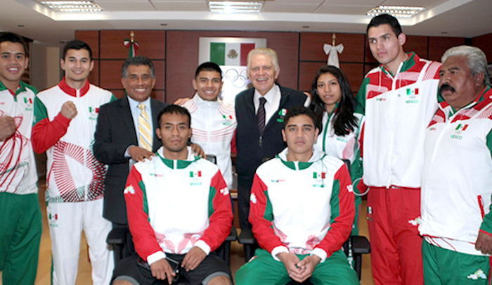 Ricardo Contreras (de traje a la izquierda) acompañado de boxeadores y entrenadores, así como del presidente del Comité Olímpico Mexicano, Carlos Padilla (de traje a la derecha). Foto: FMB