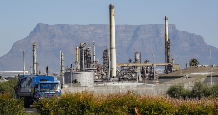 Un camión circula junto a la refinería de Chevron en Ciudad del Cabo. Foto: EFE